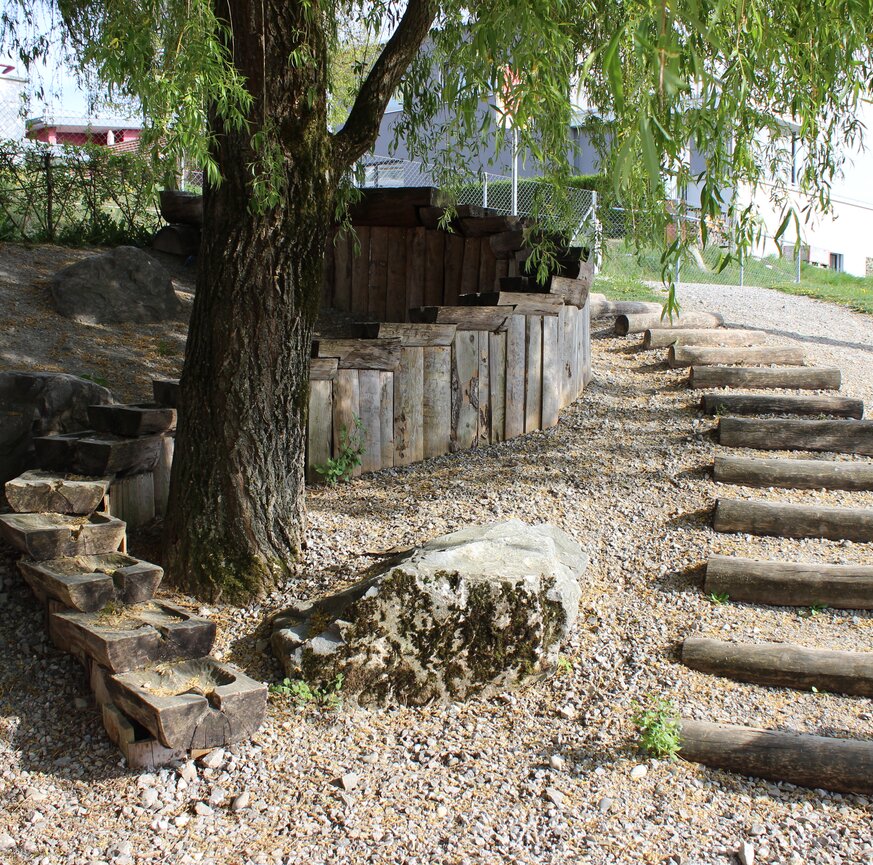 Spielplatz aus naturnahen Elementen