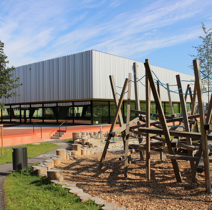 Holzstrukturen auf Spielplatz mit Spielgeräten