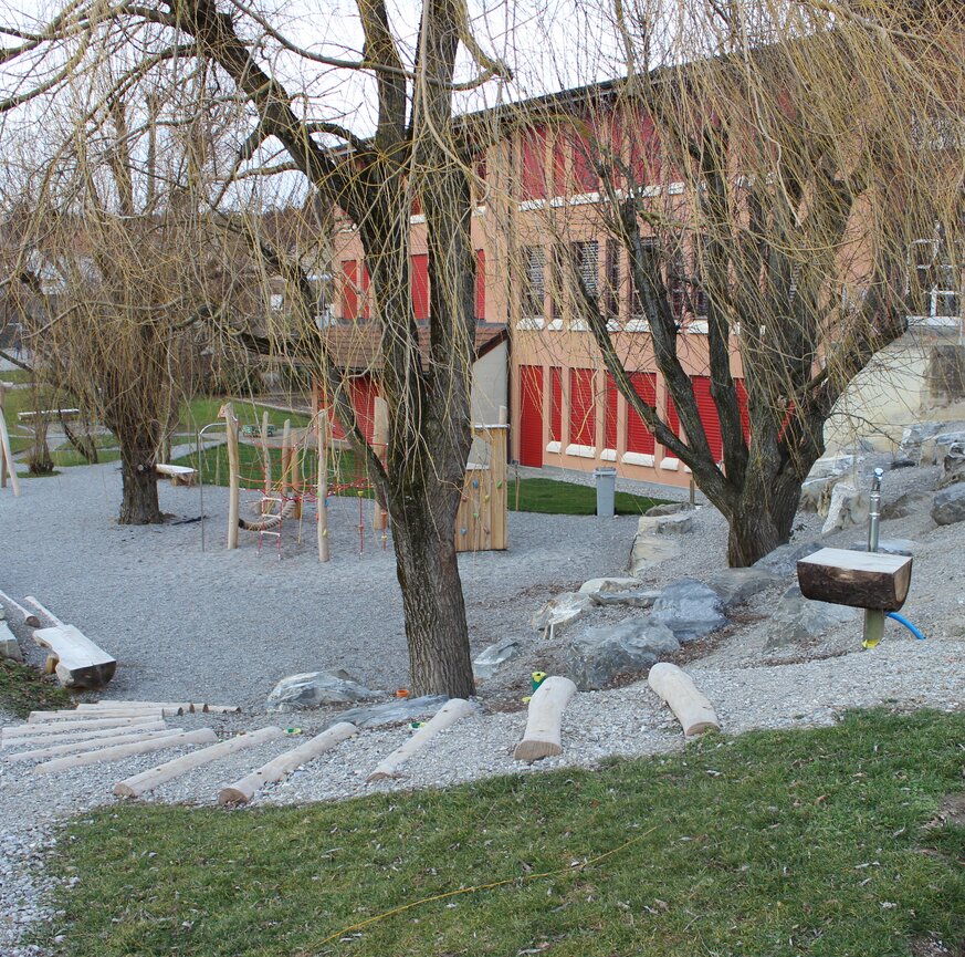 Spielplatz mit naturnahen Elementen