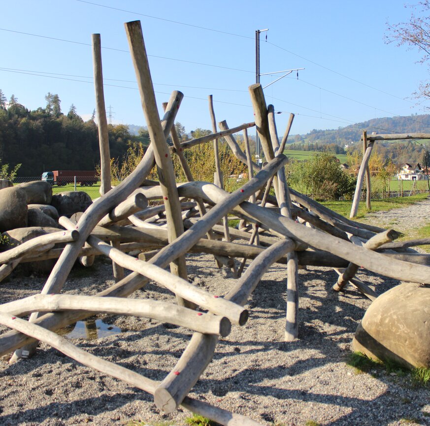 Spielplatz mit Holzelementen